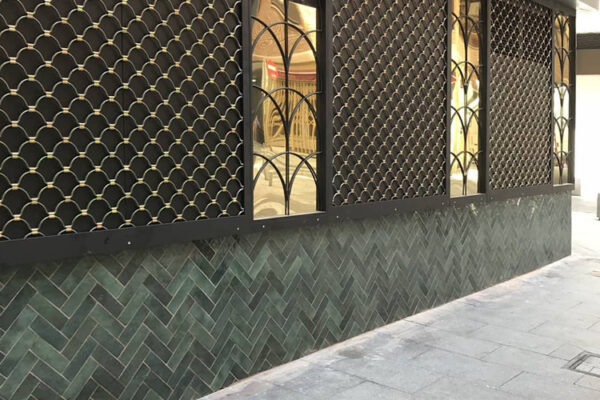 Fachada moderna con rejas y cristal.