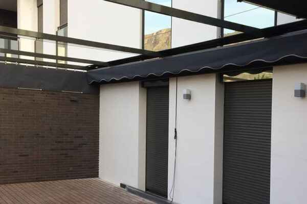 Instalación de toldo en terraza.