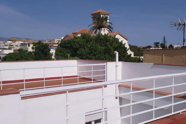 Barandillas blancas en azotea.