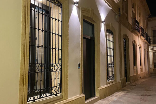 Fachada con rejas en ventanas.
