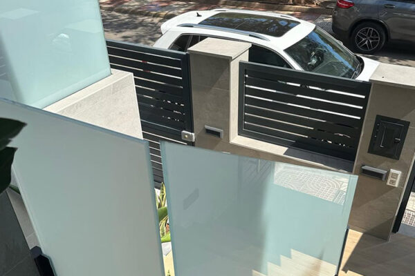 Cristaleras exteriores en escaleras de una casa.