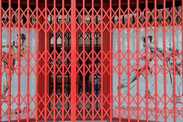Rejas rojas de comercio local.