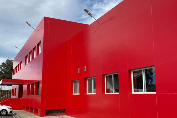 Fachada roja de edificio.
